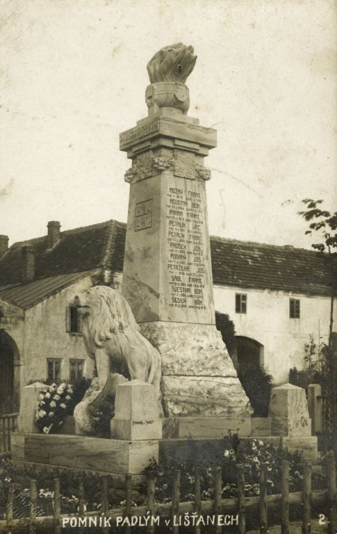 Pomník obětem 1.světové války krátce po&nbsp;instalaci
