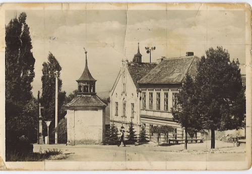 Zvonička u&nbsp;školy snímek z&nbsp;roku cca 1957&nbsp;zbouraná v&nbsp;r.1963