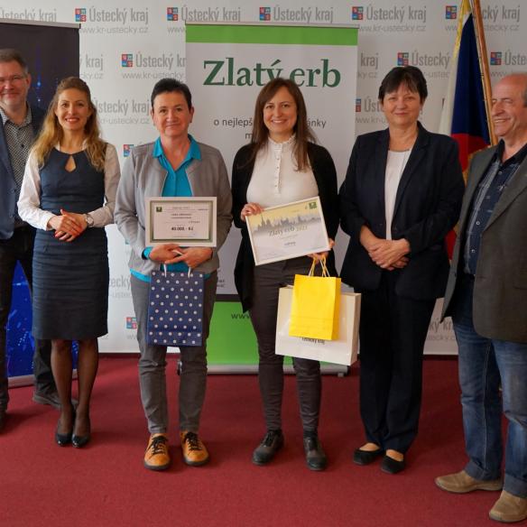 Zástupci obce Líšťany při přebírání ocenění v krajském kole soutěže Zlatý erb